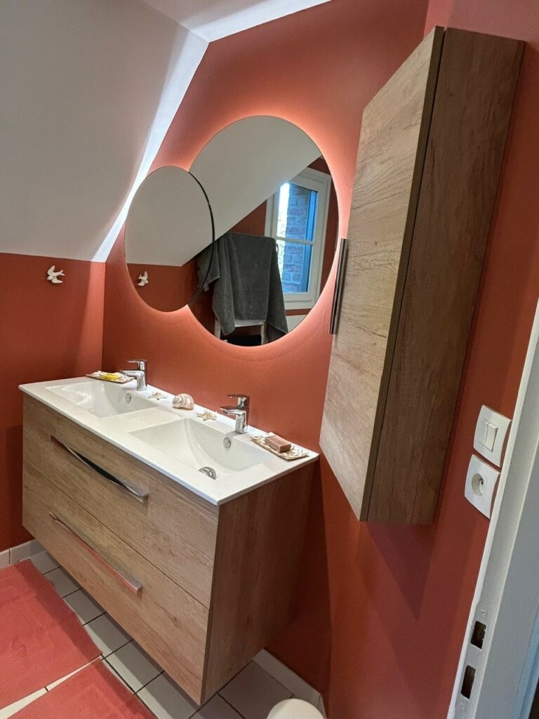 Salle de bain avec meuble vasque