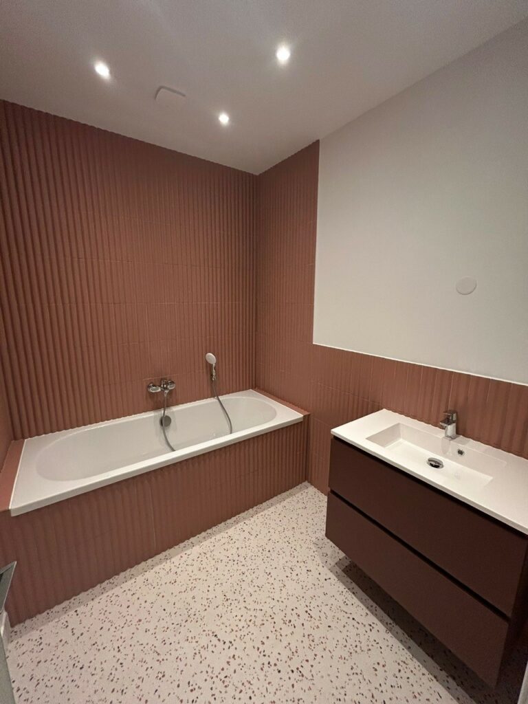 Baignoire et mur décoratif